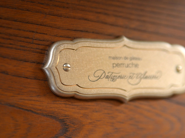 意匠の露出ビス止めによる取付方法