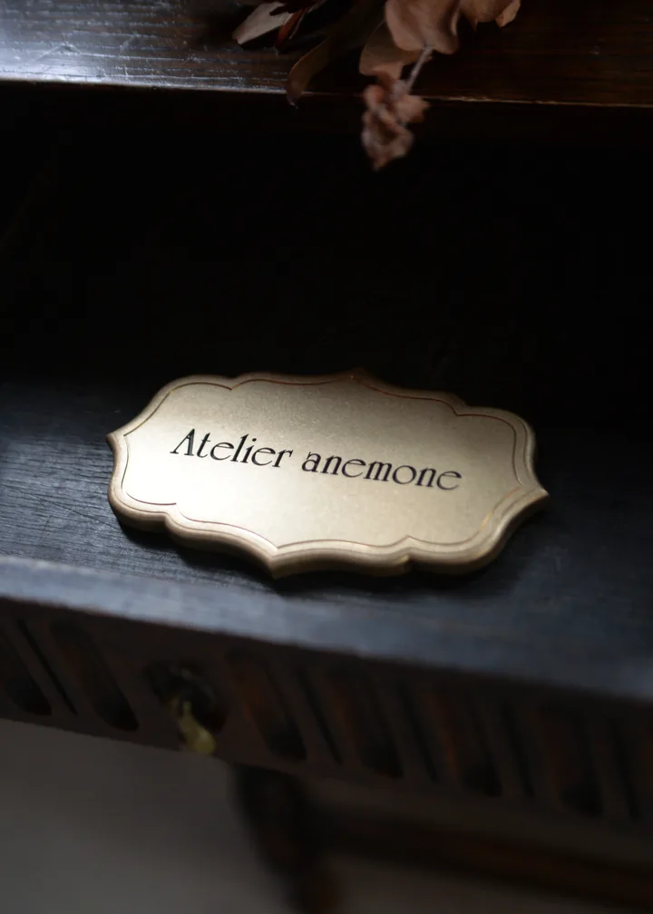 店名を入れたAtelier anemoneの真鍮サイン