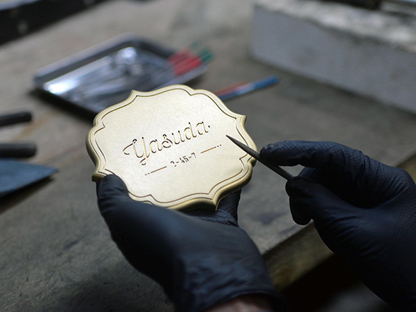 無垢の真鍮厚板を削り出し、手で仕上げる。