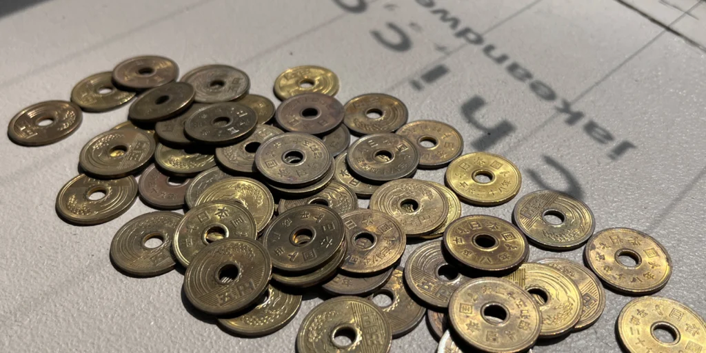 5円玉に秘められた真鍮の物語｜素材とデザインの奥深さ | Brass Note