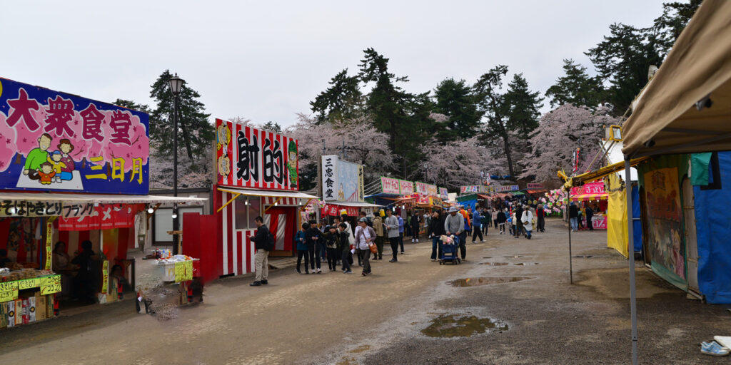 弘前さくらまつりの出店通り。にぎわう屋台の風景。